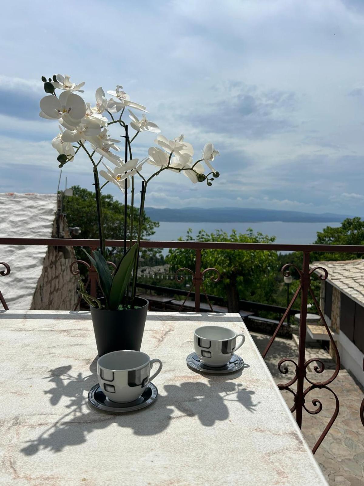 Apartment Lovre Topic Baska Voda Bagian luar foto